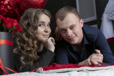 Genç ve güzel bir çiftin portresi. Bir adam ve bir kadın yerde yatıyor. Aşıklar.