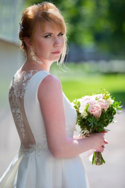 Çiçekli gelinlik içinde güzel bir gelin.