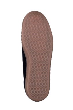 Beyaz arka planda bej rengi ayakkabılar..