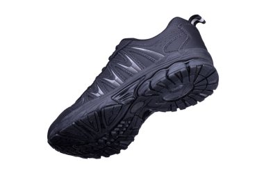 Beyaz arka planda siyah bir spor ayakkabı. Kış ayakkabıları.