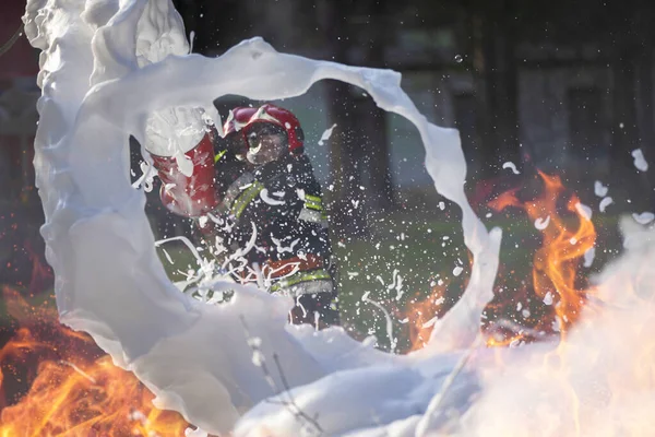 Tfaiyeciler Yangını Söndürür Yangın Hortumları Duman Içinde Cankurtaranlar — Stok fotoğraf