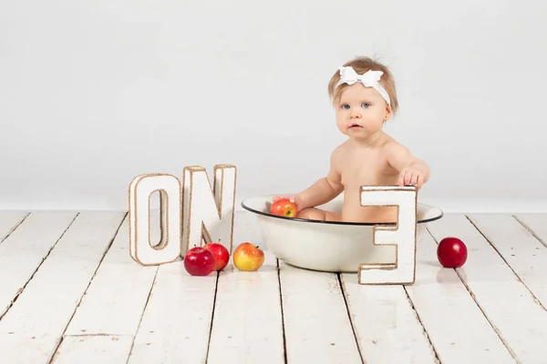 Niño Año Baña Una Cuenca Hermosa Niña Con Manzanas Primer — Foto de Stock