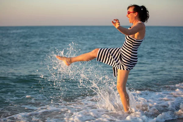 Glückliche Frau Plantscht Mit Wellen Urlaub Strand — Stockfoto