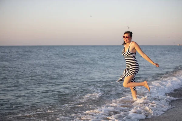 Die Erwachsene Frau Läuft Meer Entlang Urlaub Strand — Stockfoto