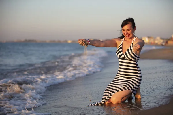 Счастливая Женщина Отдых Пляже — стоковое фото