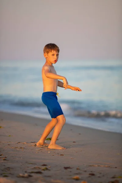 Kind Zee Een Jongen Speelt Aan Kust — Stockfoto