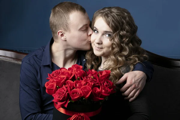 Man Het Meisje Met Een Boeket Rozen Een Jong Stel — Stockfoto