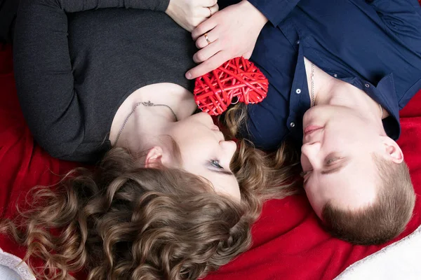 Amar Casal Cima Para Baixo Homem Mulher Coração Vermelho Bela — Fotografia de Stock