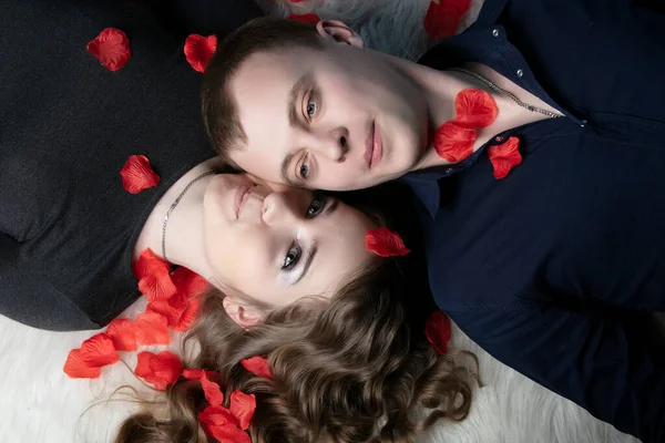 Sevgi Dolu Bir Çift Erkek Kadın Gül Yaprakları Içinde Yatıyor — Stok fotoğraf