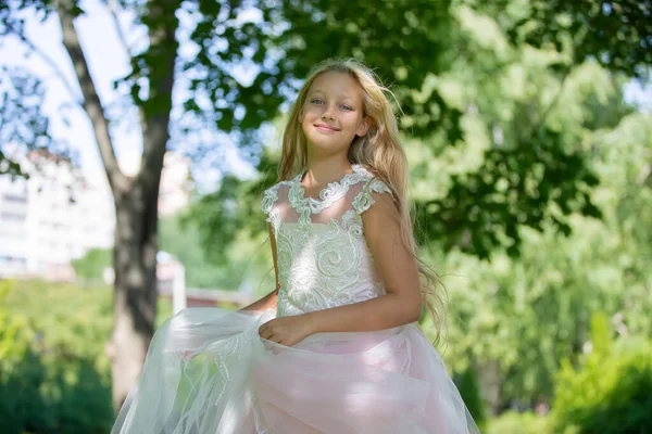 Gyönyörű Tinédzser Lány Fehér Ruhában Egy Nyári Parkban — Stock Fotó