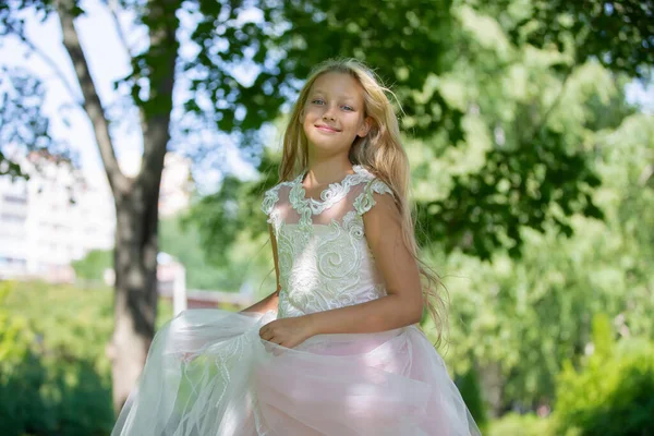 Bella Ragazza Adolescente Vestito Bianco Parco Estivo — Foto Stock