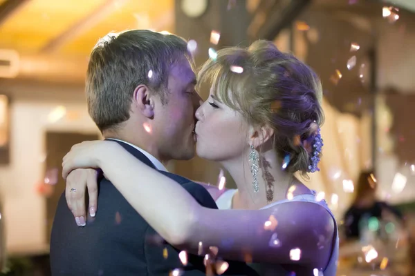 Noiva Noivo Recém Casados Beijo — Fotografia de Stock