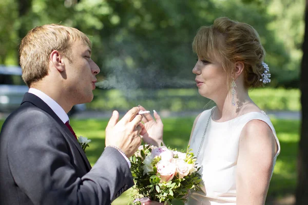Noiva Noivo Fumam Jovem Com Cigarros — Fotografia de Stock
