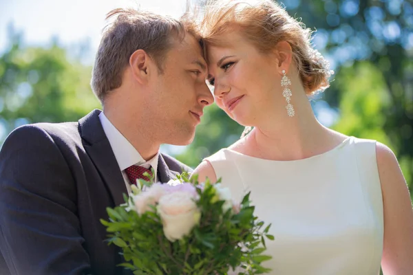 Esposa Bonita Noivo Amantes Recém Casados Com Buquê — Fotografia de Stock