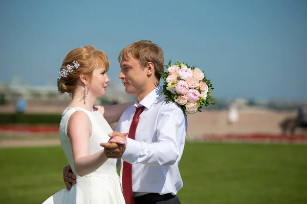 Noiva Noivo Recém Casados Estão Olhando Uns Para Outros Contra — Fotografia de Stock