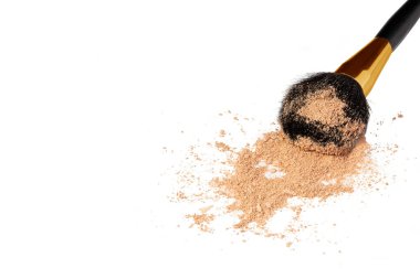Beyaz arka planda izole edilmiş toz ile kozmetik fırçası. Gevşek makyaj tabanı.