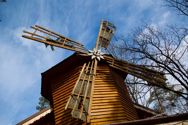 Molino Madera Sobre Fondo Cielo Azul —  Fotos de Stock