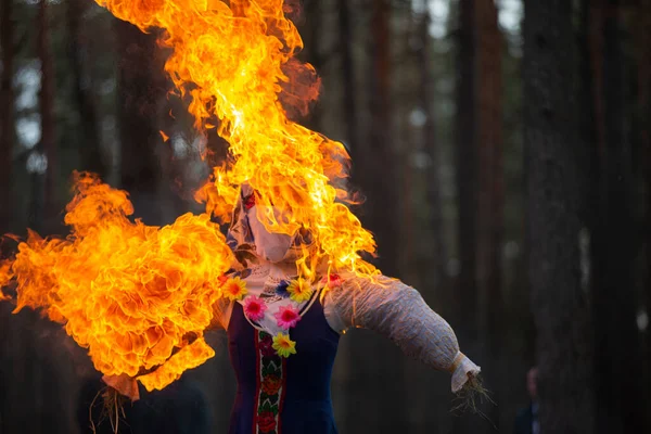 Carnaval Recheado Palha Chamas Símbolo Inverno Morte Mitologia Eslava Tradição — Fotografia de Stock