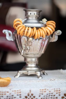 Maslenitsa tatili. Dikey Rus semaveri ve bir sürü simit. Rusya 'nın sembolleri.