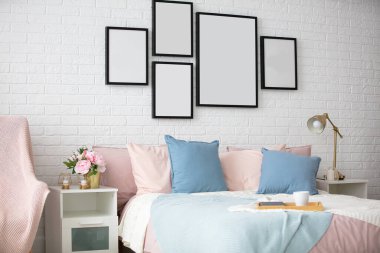 Yatak odasının bir kısmı yatak ve resimlerle dolu..