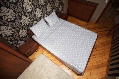 Üst tarafı manzaralı küçük bir yatak odası..