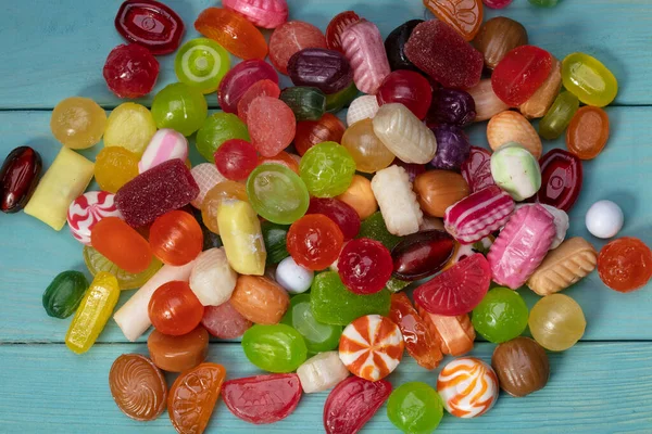 Muitos Doces Caramelo Multicolorido Numa Tábua Madeira Doces — Fotografia de Stock