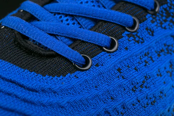 蓝色运动鞋的一部分 由带有鞋带的面料制成 运动鞋碎片 — 图库照片