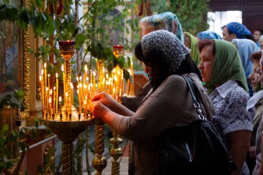 Belarus, Gomil şehri, 1 Nisan 2018. Şehir kilisesi. Palm Sunday. Kilisenin kilisesine inananlar..