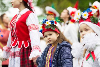 Belarus, Gomel şehri, 9 Mayıs 2019. Bayram Zaferi Günü. Ulusal kostümlü kız. Slav halkının ulusal kostümlü geçit töreni.