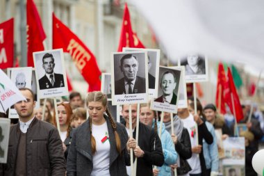 Beyaz Rusya, Gomil şehri, 9 Mayıs 2019. Zafer Günü. Ölümsüz alay. Savaş kurbanlarının akrabalarının portreleri olan insanlar..