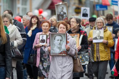 Beyaz Rusya, Gomil şehri, 9 Mayıs 2019. Zafer Günü. Ölümsüz alay. Savaş kurbanlarının akrabalarının portreleri olan insanlar..