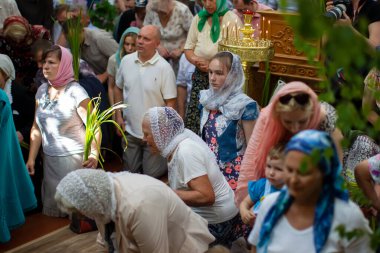 Belarus, Gomil şehri, 1 Nisan 2018. Şehir kilisesi. Palm Sunday. Tapınaktaki birçok insan Palm Sunday 'i kutluyor. Ortodoks inananlar. Kilisedeki halk kalabalığı..