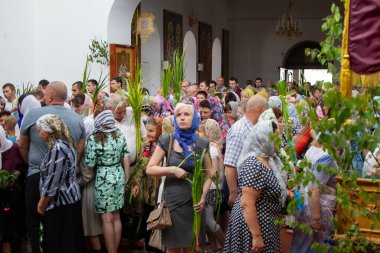 Belarus, Gomil şehri, 1 Nisan 2018. Şehir kilisesi. Palm Sunday. Tapınaktaki birçok insan Palm Sunday 'i kutluyor. Ortodoks inananlar. Kilisedeki halk kalabalığı..