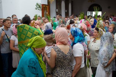Belarus, Gomil şehri, 1 Nisan 2018. Şehir kilisesi. Palm Sunday. Ortodoks kilisesinde ayin.