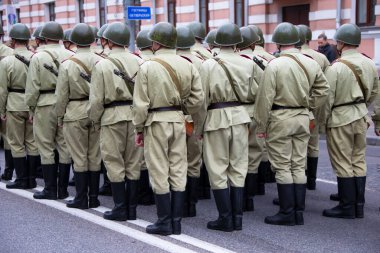 Belarus, Gomel şehri, 9 Mayıs 2019. Tatil Zaferi Günü. 2. Dünya Savaşı biçiminde askerler oluşturun..