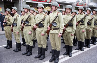 Belarus, Gomel şehri, 9 Mayıs 2019. Tatil Zaferi Günü. 2. Dünya Savaşı biçiminde askerler oluşturun..