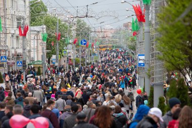 Belarus, Gomel şehri, 9 Mayıs 2019. Bayram Zafer Günü. Sokakta bir sürü insan var. Kalabalık bir geçit töreni..