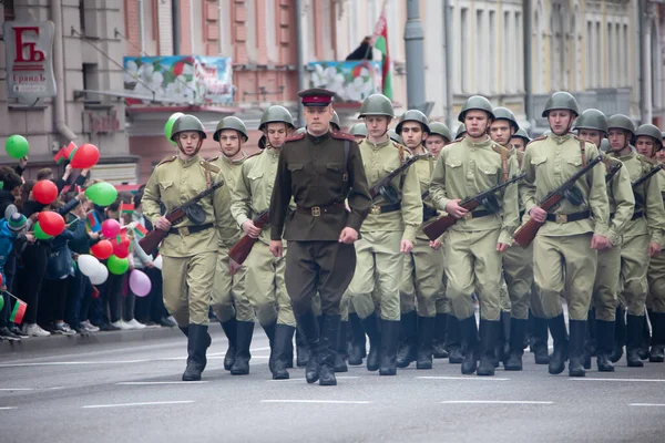 ベラルーシ ゴメル市 2019年5月9日 休日の勝利の日第二次世界大戦の形で兵士を構築 — ストック写真