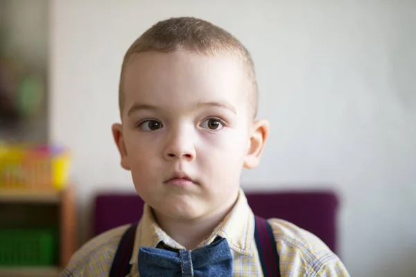 Serieux Garcon De 1 An Lors De Sa Premiere Coupe De Cheveux Jeunesse Visage Stock Photo