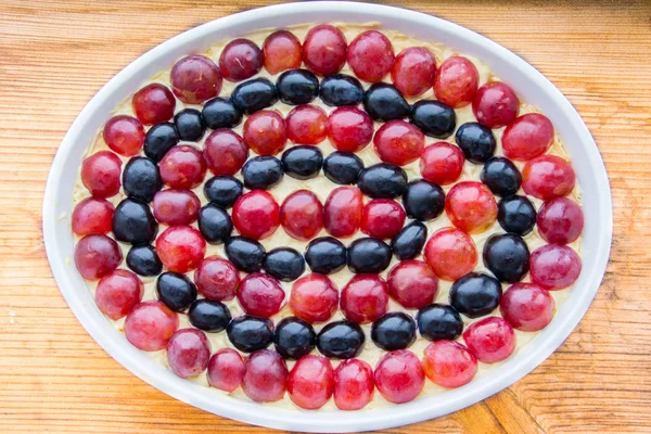 Ahşap tahta üzerinde katmanlı salata 