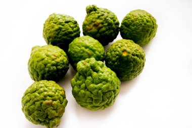 Bergamot beyaz arka plan üzerinde. Narenciye bergamia, bergamot portakal kokulu narenciye sarı veya yeşil renkli bir kireç için benzer olduğunu.