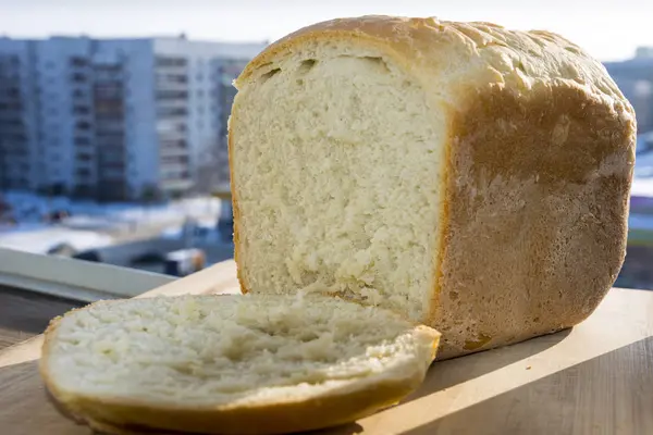 Witte Zelfgebakken Brood Met Een Stuk Het Venster — Stockfoto