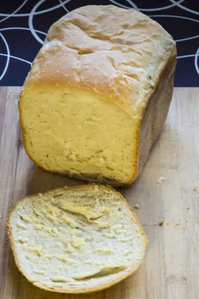 Witte Zelfgebakken Brood Het Hout Geïsoleerde Zwart Wit — Stockfoto