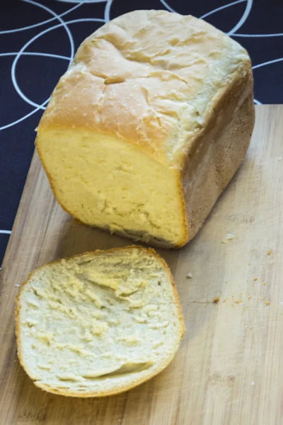 Witte Zelfgebakken Brood Het Hout Geïsoleerde Zwart Wit — Stockfoto