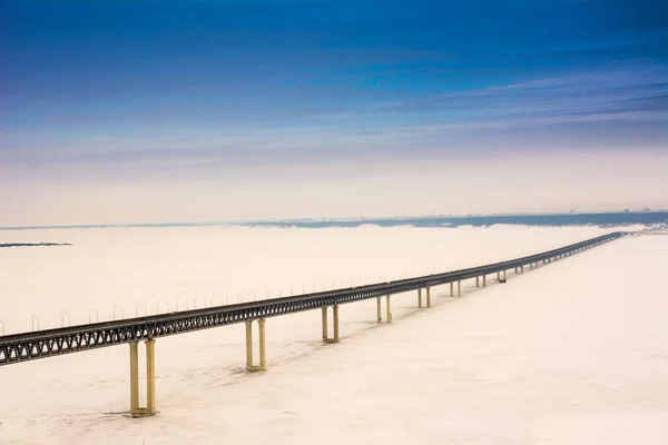 Üçüncü Ulyanovsk Cumhurbaşkanlığı Bridge'de kışın Russia.View içinde en uzun Köprüsü.