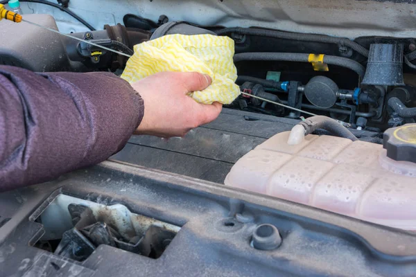 Closeup Car Mechanic Hand Pulling Motor Oil Dipstick Checking Engine — Stock Photo, Image