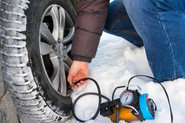 Llenando Aire Neumático Auto Invierno Primer Plano Una Reparación Ventilador — Foto de Stock