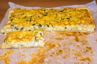 Tavuk ve bir beyaz kağıt üzerinde turşu pizza. Ev yapımı yemek. Dilim pizza.