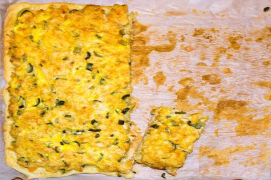 Tavuk ve bir beyaz kağıt üzerinde turşu pizza. Ev yapımı yemek. Dilim pizza.