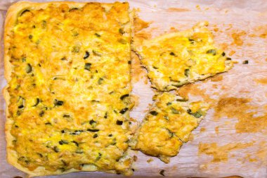 Tavuk ve bir beyaz kağıt üzerinde turşu pizza. Ev yapımı yemek. Dilim pizza.